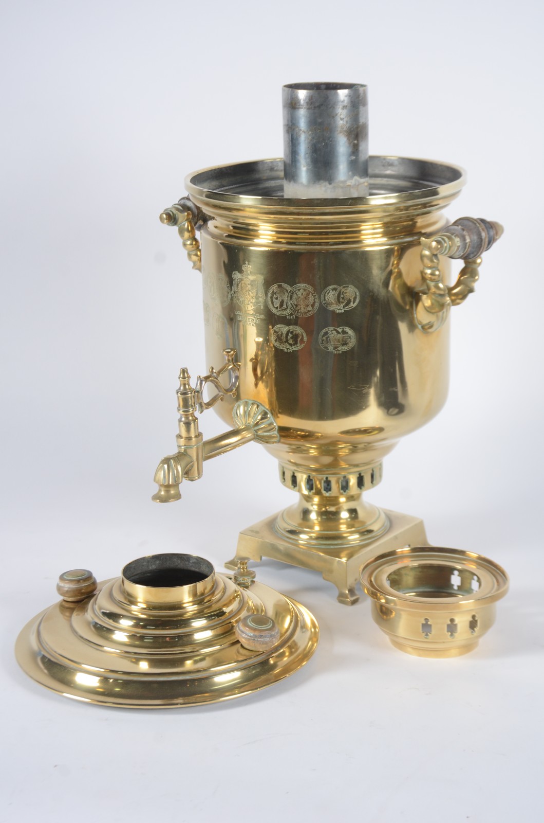 Samovar russo de metal dourado, corpo cilíndrico, base quadrada e pés... - foto 10 de 11