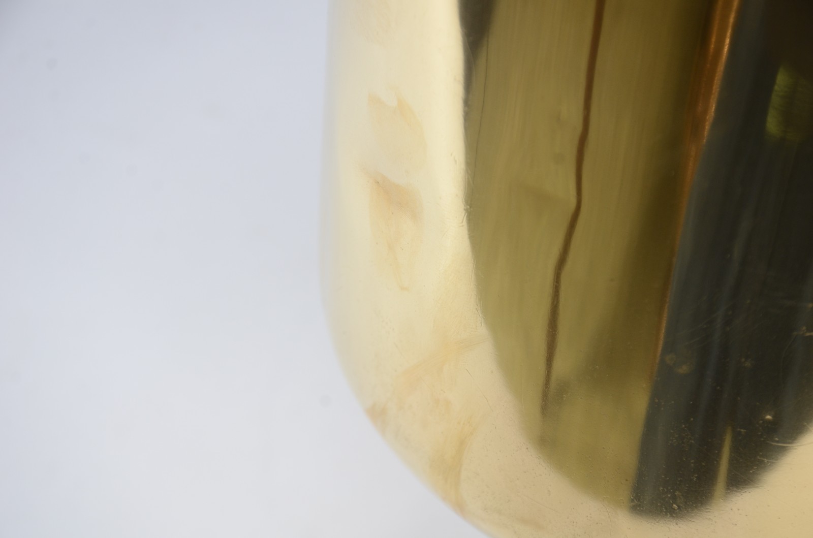 Samovar russo de metal dourado, corpo cilíndrico, base quadrada e pés... - foto 11 de 11