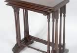 Mesa ninho de madeira nobre com 3 peças, tampos... - Mesa ninho de madeira nobre com 3 peças, tampos retangulares com pernas cilíndricas unidas por traves inferiores torneadas.