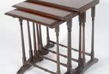 Mesa ninho de madeira nobre com 3 peças, tampos... - Mesa ninho de madeira nobre com 3 peças, tampos retangulares com pernas cilíndricas unidas por traves inferiores torneadas.