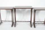 Mesa ninho de madeira nobre com 3 peças, tampos... - Mesa ninho de madeira nobre com 3 peças, tampos retangulares com pernas cilíndricas unidas por traves inferiores torneadas.