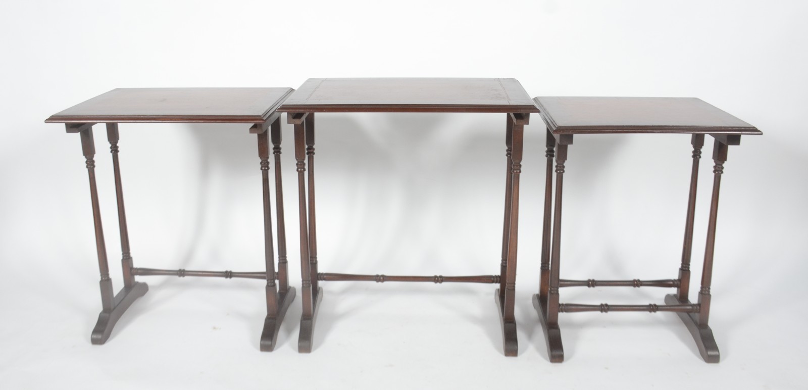 Mesa ninho de madeira nobre com 3 peças, tampos retangulares com... - foto 3 de 7