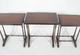 Mesa ninho de madeira nobre com 3 peças, tampos... - Mesa ninho de madeira nobre com 3 peças, tampos retangulares com pernas cilíndricas unidas por traves inferiores torneadas.