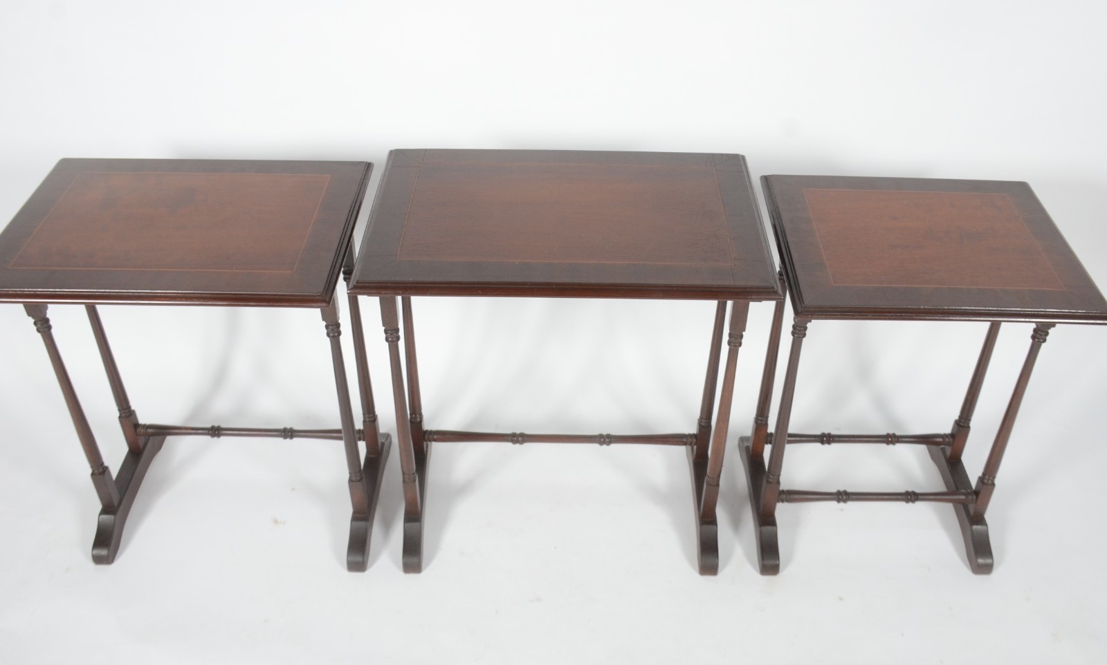 Mesa ninho de madeira nobre com 3 peças, tampos retangulares com... - foto 4 de 7