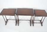 Mesa ninho de madeira nobre com 3 peças, tampos... - Mesa ninho de madeira nobre com 3 peças, tampos retangulares com pernas cilíndricas unidas por traves inferiores torneadas.