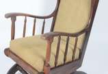Cadeira de balanço de madeira nobre, assento e ... - Cadeira de balanço de madeira nobre, assento e encosto estofado e forrado com tecido na cor esverdeada e tacheados, braços com apoios em hastes ...