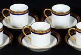 Sete xícaras para café com pires  de porcelana ... - Sete xícaras para café com pires  de porcelana francesa de Limoges, borda azul cobalto e dourado.
