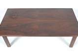 Mesa de centro de madeira nobre, tampo retangul... - Mesa de centro de madeira nobre, tampo retangular, quatro pernas retas.