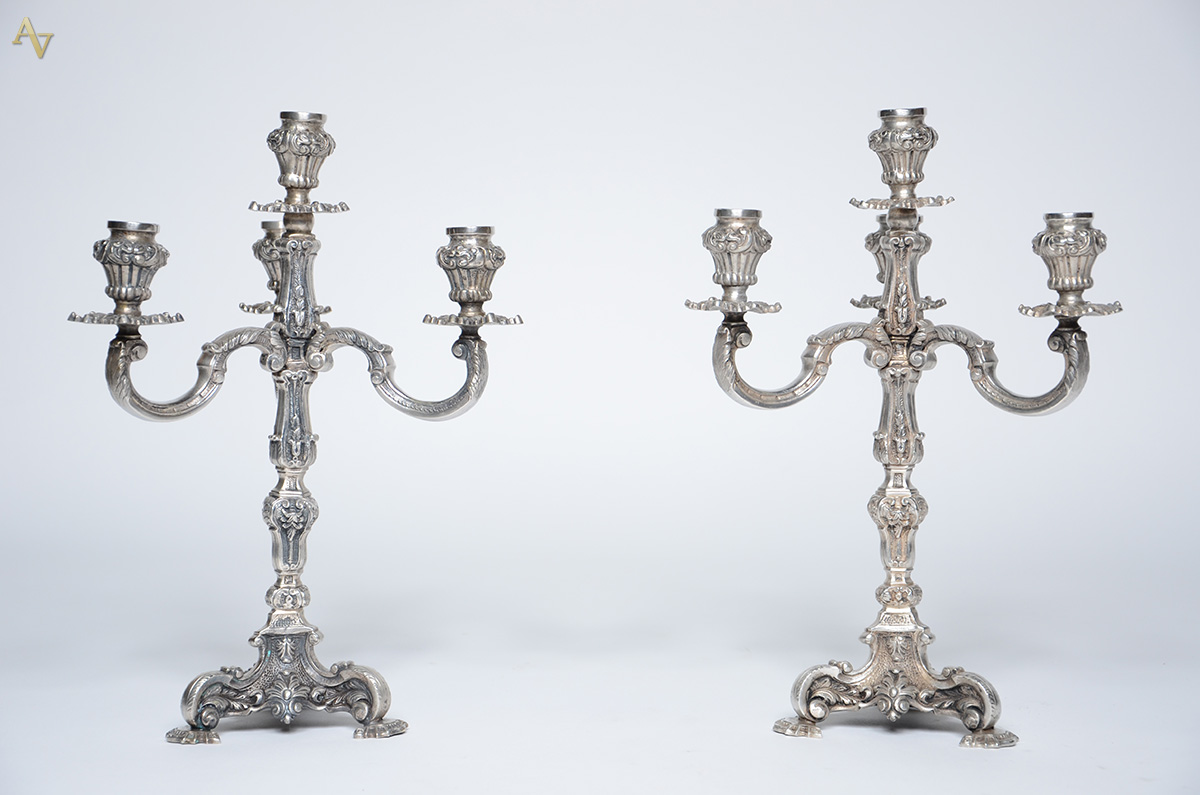 Par de candelabros de prata para 5 velas cada. Altura 34,5 cm. Peso...