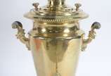 Samovar russo com chaleira de metal dourado, ba... - Samovar russo com chaleira de metal dourado, base redonda. Pegas guarnecidas em madeira torneada com puxadores também em madeira. Apresenta selo...