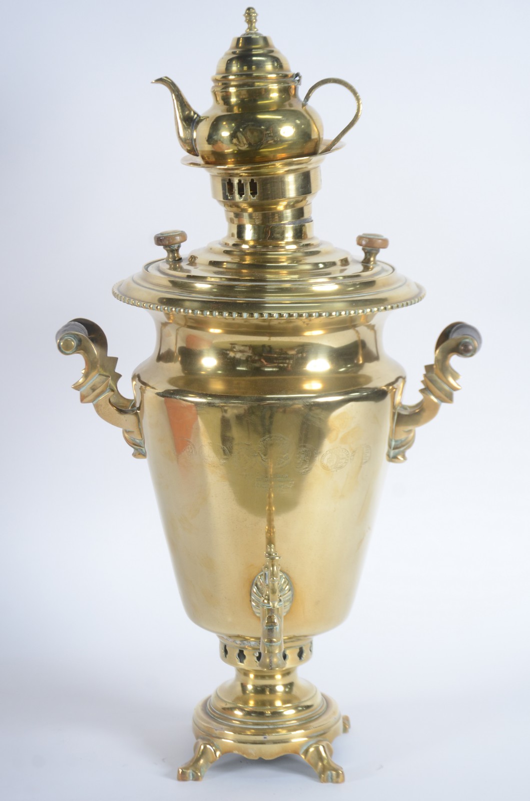Samovar russo com chaleira de metal dourado, base redonda. Pegas... - foto 2 de 10