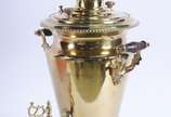 Samovar russo com chaleira de metal dourado, ba... - Samovar russo com chaleira de metal dourado, base redonda. Pegas guarnecidas em madeira torneada com puxadores também em madeira. Apresenta selo...