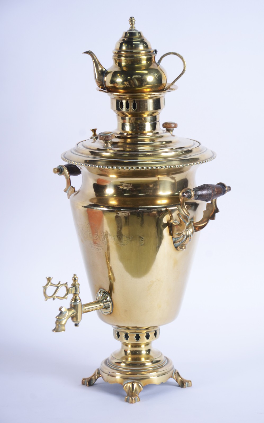 Samovar russo com chaleira de metal dourado, base redonda. Pegas... - foto 1 de 10