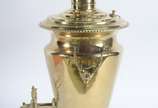 Samovar russo com chaleira de metal dourado, ba... - Samovar russo com chaleira de metal dourado, base redonda. Pegas guarnecidas em madeira torneada com puxadores também em madeira. Apresenta selo...