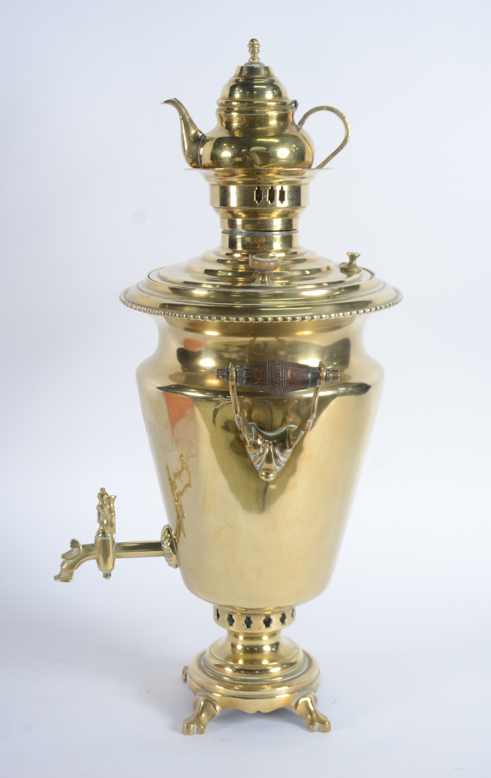 Samovar russo com chaleira de metal dourado, base redonda. Pegas... - foto 3 de 10