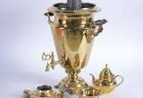 Samovar russo com chaleira de metal dourado, ba... - Samovar russo com chaleira de metal dourado, base redonda. Pegas guarnecidas em madeira torneada com puxadores também em madeira. Apresenta selo...