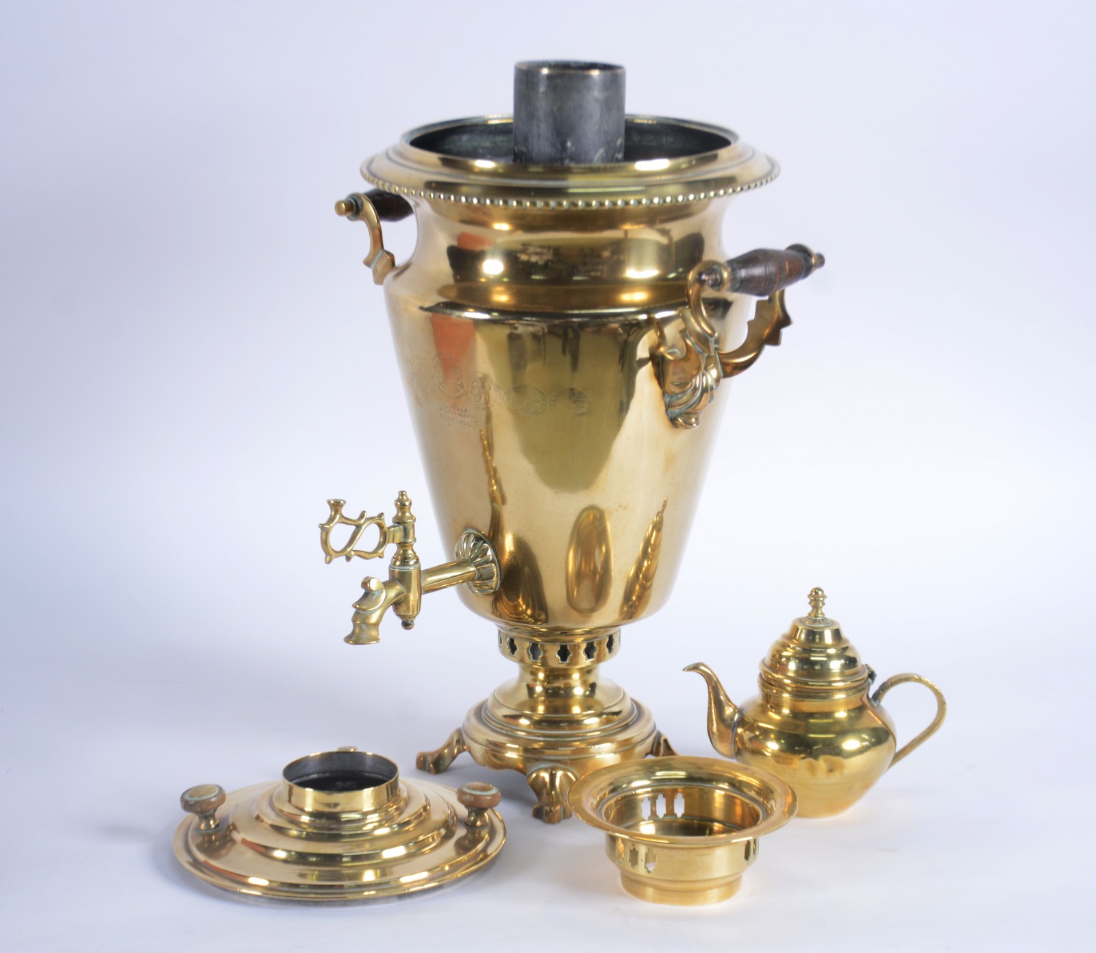 Samovar russo com chaleira de metal dourado, base redonda. Pegas... - foto 4 de 10