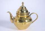 Samovar russo com chaleira de metal dourado, ba... - Samovar russo com chaleira de metal dourado, base redonda. Pegas guarnecidas em madeira torneada com puxadores também em madeira. Apresenta selo...
