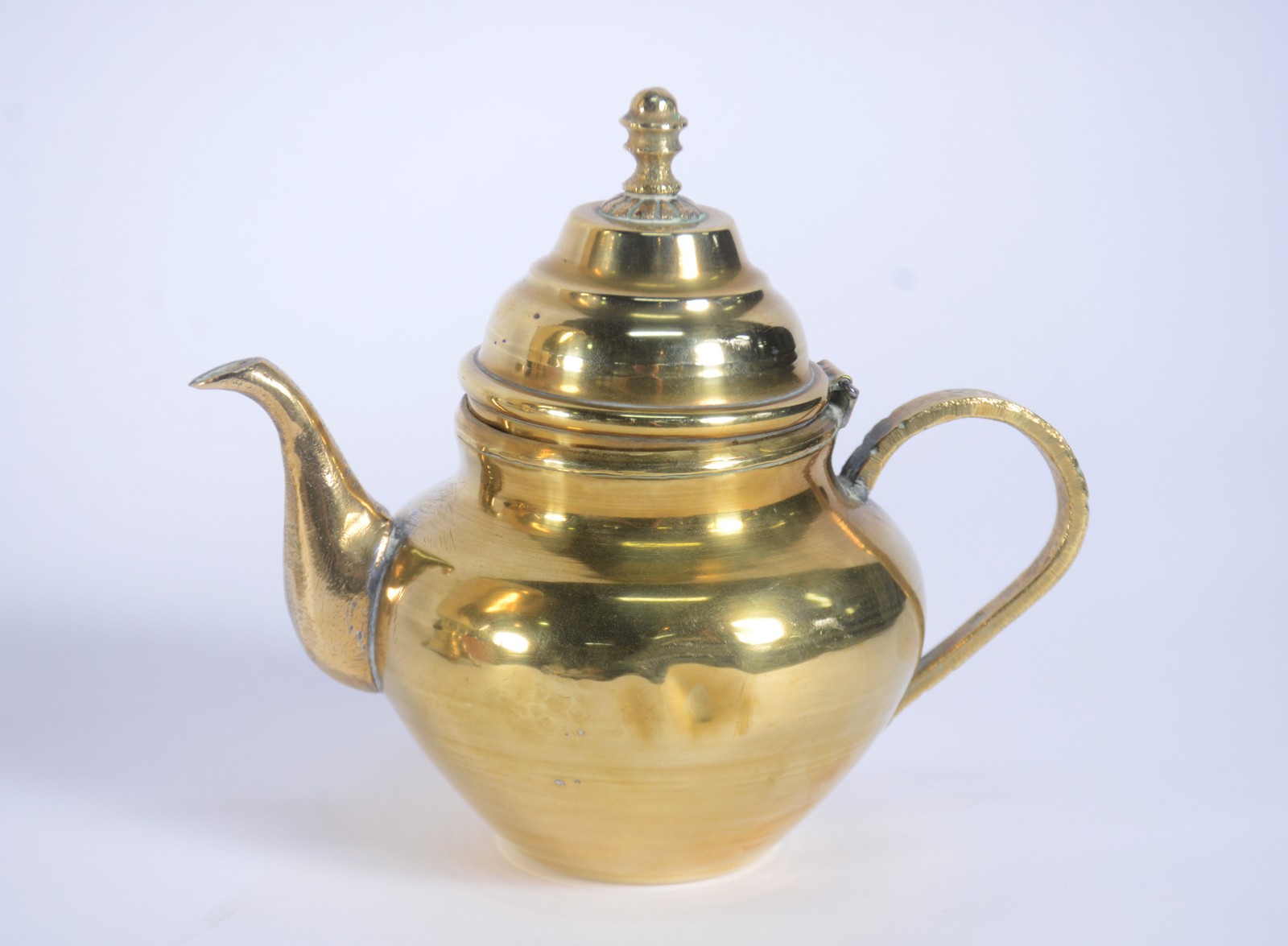 Samovar russo com chaleira de metal dourado, base redonda. Pegas... - foto 5 de 10
