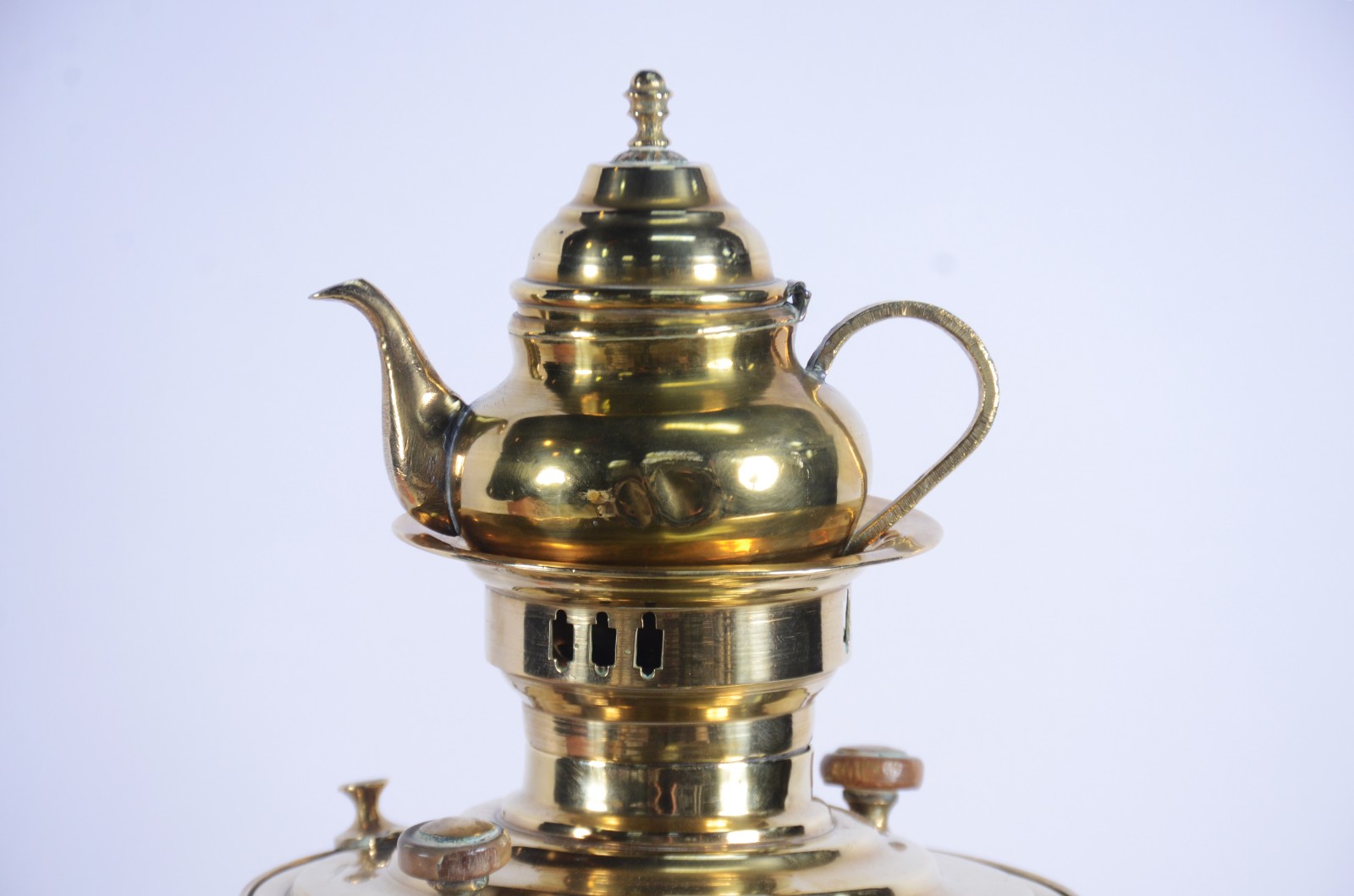Samovar russo com chaleira de metal dourado, base redonda. Pegas... - foto 6 de 10