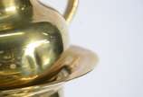 Samovar russo com chaleira de metal dourado, ba... - Samovar russo com chaleira de metal dourado, base redonda. Pegas guarnecidas em madeira torneada com puxadores também em madeira. Apresenta selo...