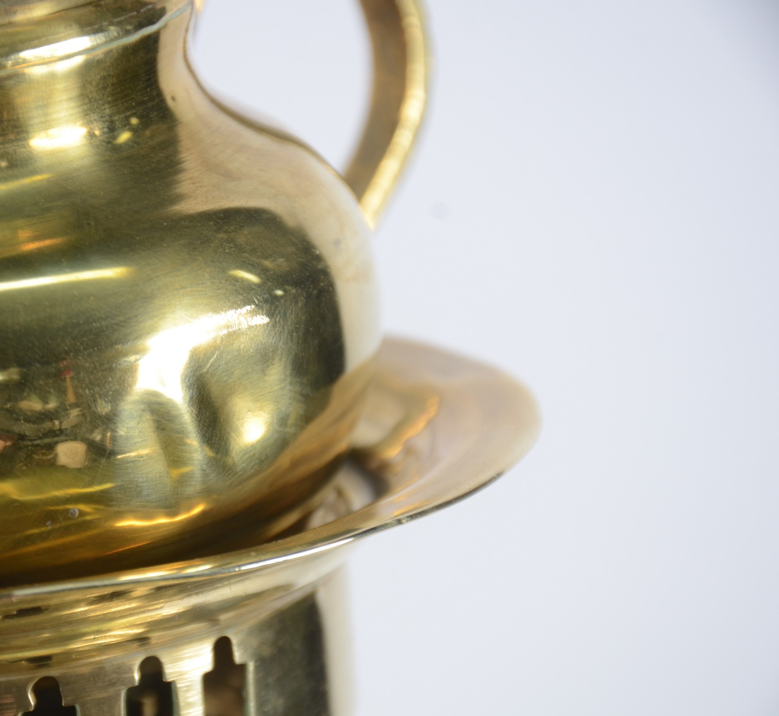 Samovar russo com chaleira de metal dourado, base redonda. Pegas... - foto 7 de 10