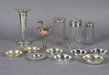 Diversas peças de prata de lei, sendo: 8 cinzei... - Diversas peças de prata de lei, sendo: 8 cinzeiros individuais; 3 frascos de cristal com tampas de prata; solifleur (com amassados) e pássaros c...