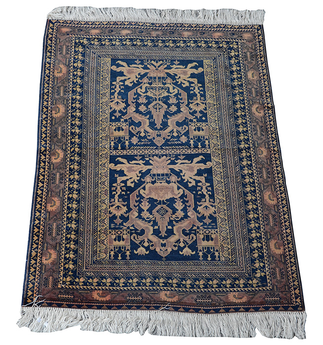 Tapete oriental medindo 1,45 x 1,07 m.