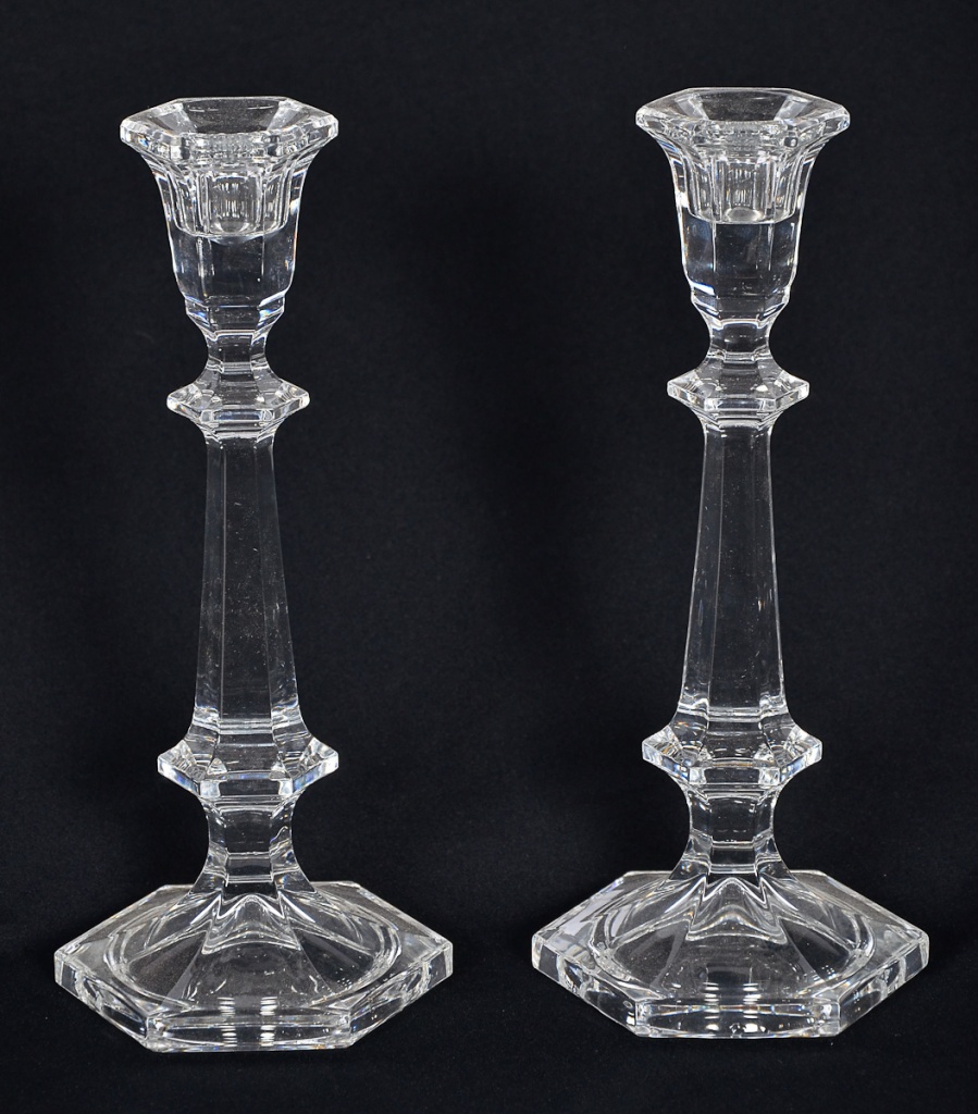 Par de castiçais de cristal europeu, alt.25 cm.