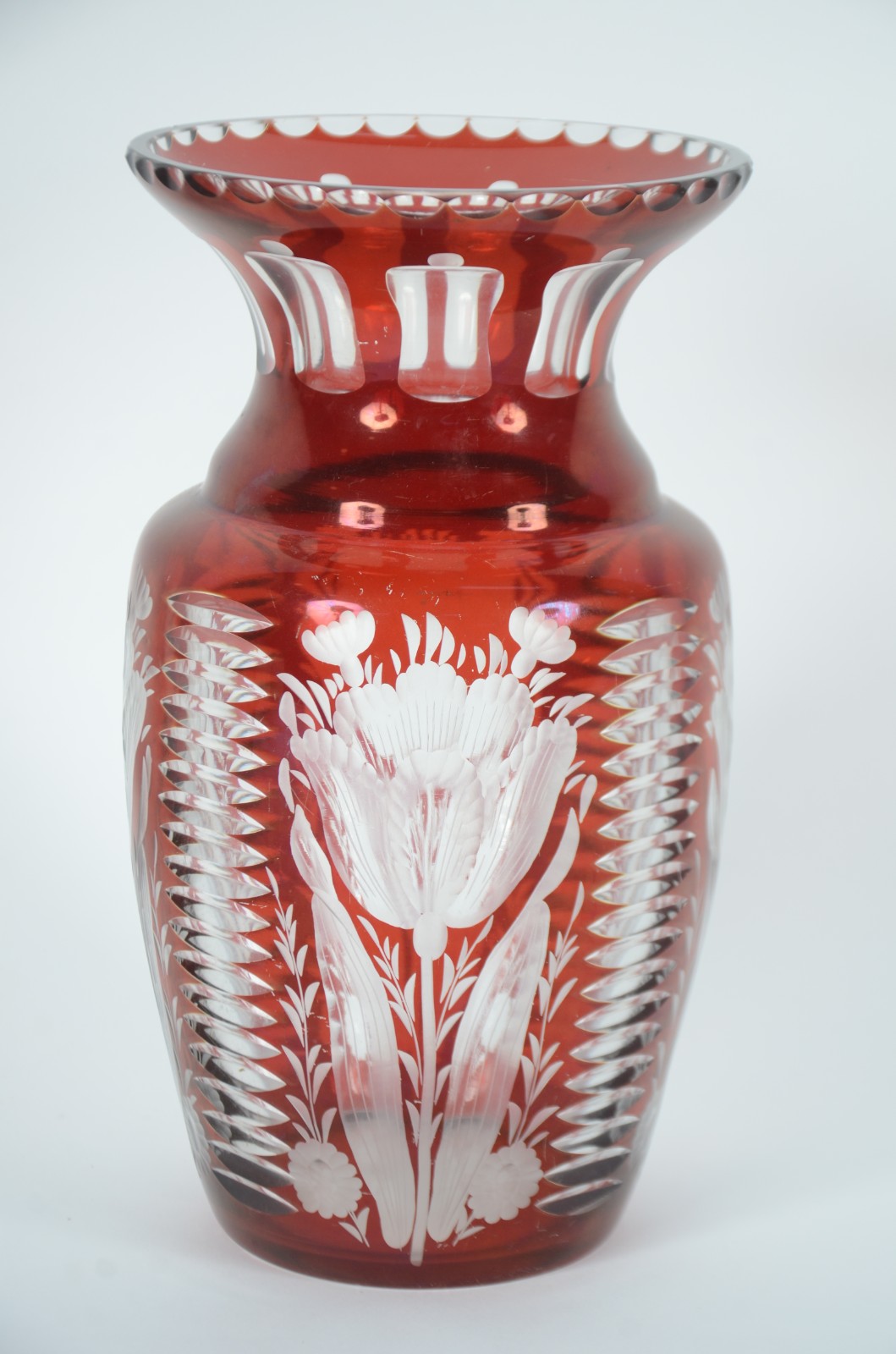 Vaso de cristal europeu doublé rubi lapidado com flores e gomos. - foto 1 de 5