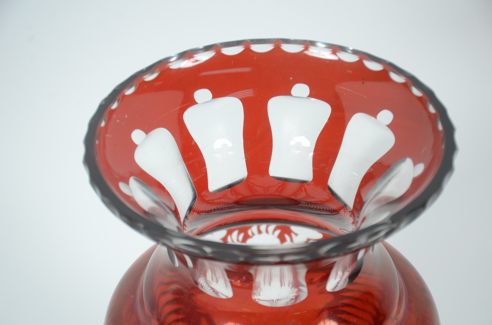 Vaso de cristal europeu doublé rubi lapidado com flores e gomos. - foto 4 de 5