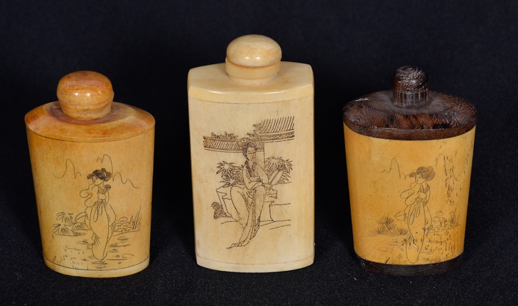 Tres snuff-bottles de osso, alt. 7 e 8 cm.