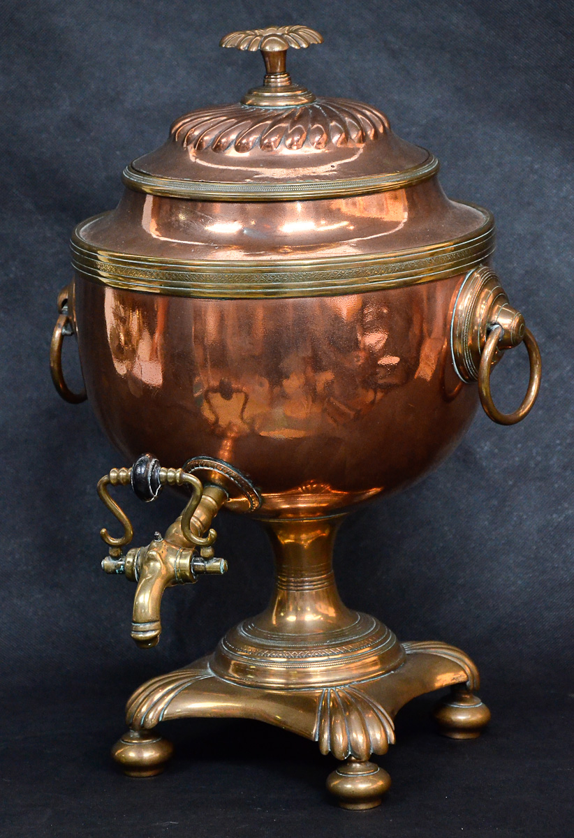 Urna inglesa para chá, de cobre, alt. 42 cm.