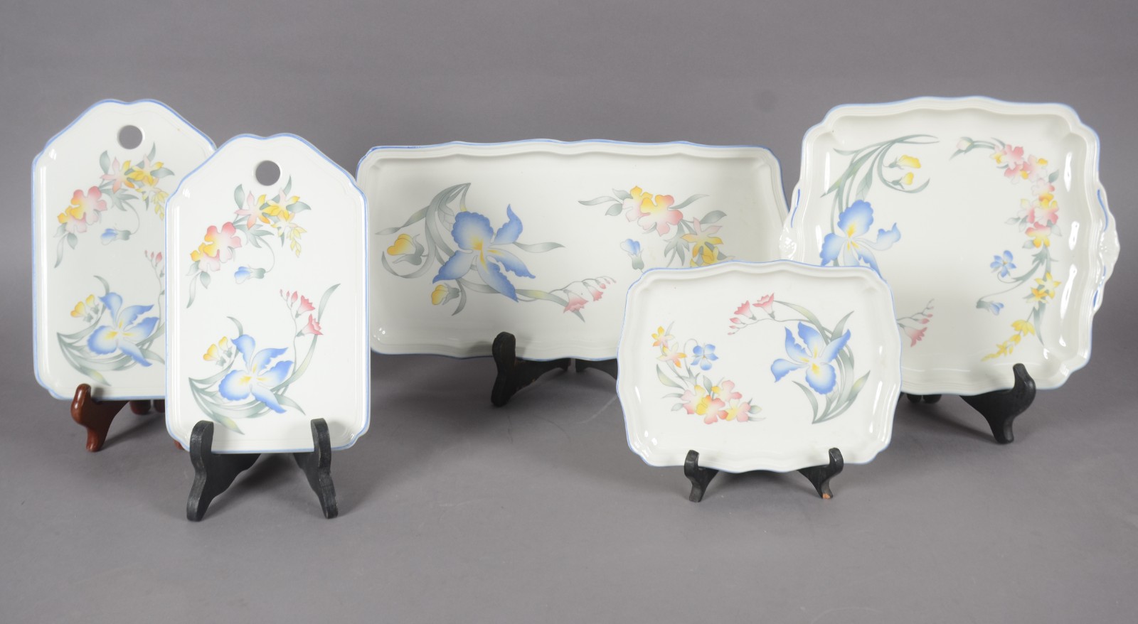 Cinco peças de servir de porcelana Vileroy Boch, decorados com... - foto 1 de 6