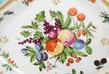 Vista Alegre (1824),  - Belíssimo serviço de jantar e chá de porcelana portuguesa, modelo "Duke of Gloucester", ricamente trabalhados com flores em policromia em vários desen