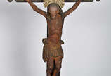 Crucifixo de madeira com figura de Cristo ental... - Crucifixo de madeira com figura de Cristo entalhada, alt.total 55 cm.