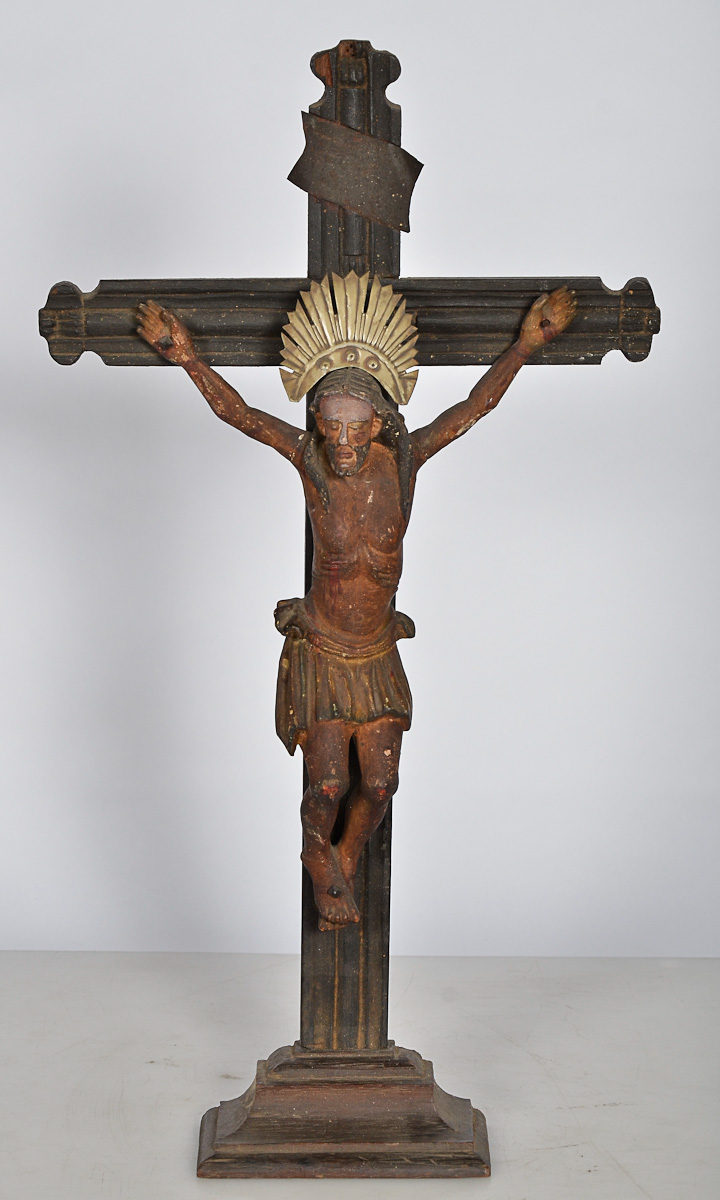 Crucifixo de madeira com figura de Cristo entalhada, alt.total 55 cm.