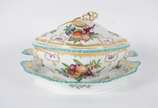 Vista Alegre (1824),  - Belíssimo serviço de jantar e chá de porcelana portuguesa, modelo "Duke of Gloucester", ricamente trabalhados com flores em policromia em vários desen