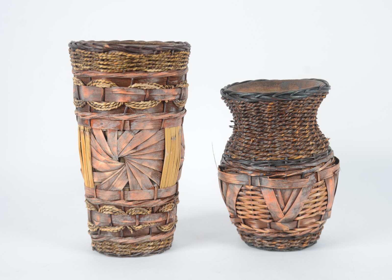 Dois vasos de cerâmica revestidos com palha. Desgastes. - foto 1 de 5