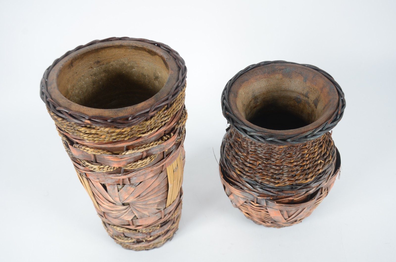 Dois vasos de cerâmica revestidos com palha. Desgastes. - foto 4 de 5