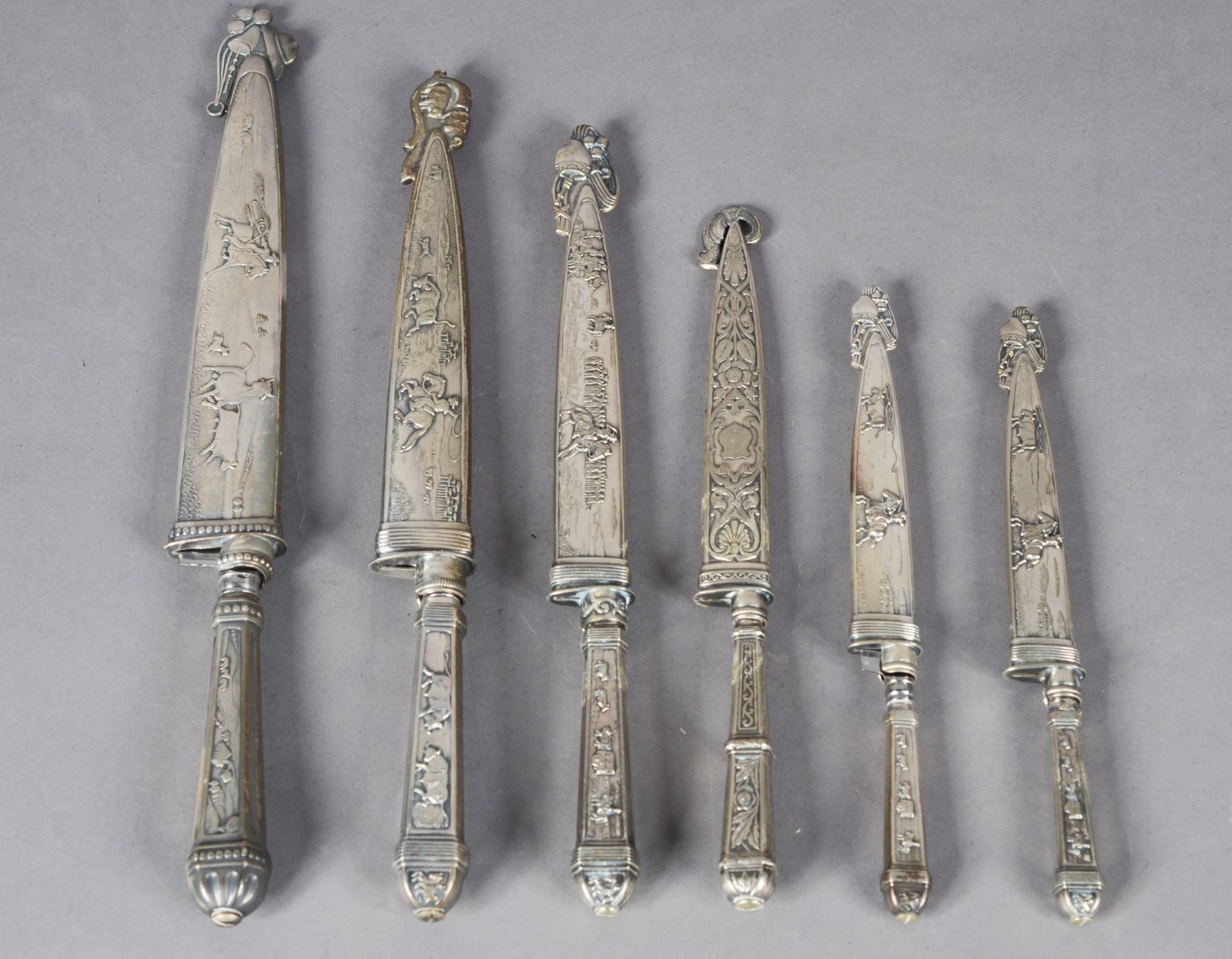 Seis facas com bainhas de metal prateado trabalhados em relevo... - foto 1 de 11