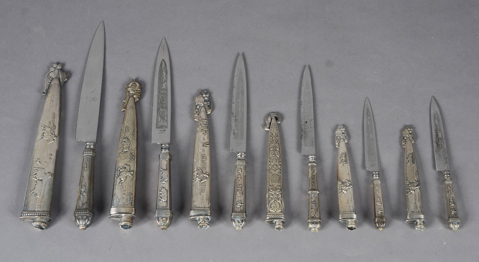 Seis facas com bainhas de metal prateado trabalhados em relevo... - foto 2 de 11