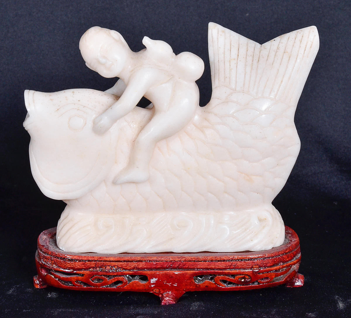 Estatueta oriental de jade branco repres. menino com peixe , base de...