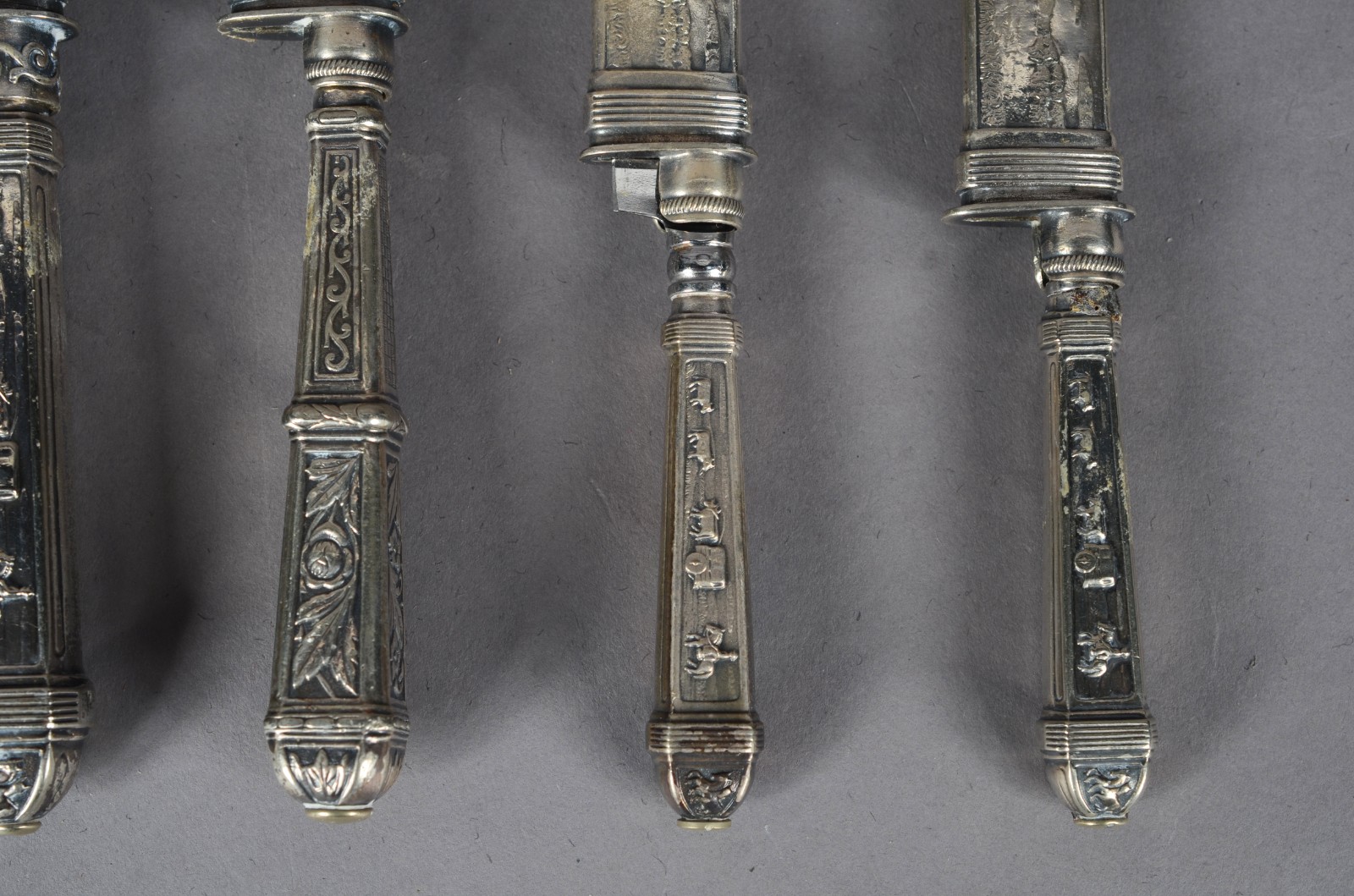 Seis facas com bainhas de metal prateado trabalhados em relevo... - foto 9 de 11