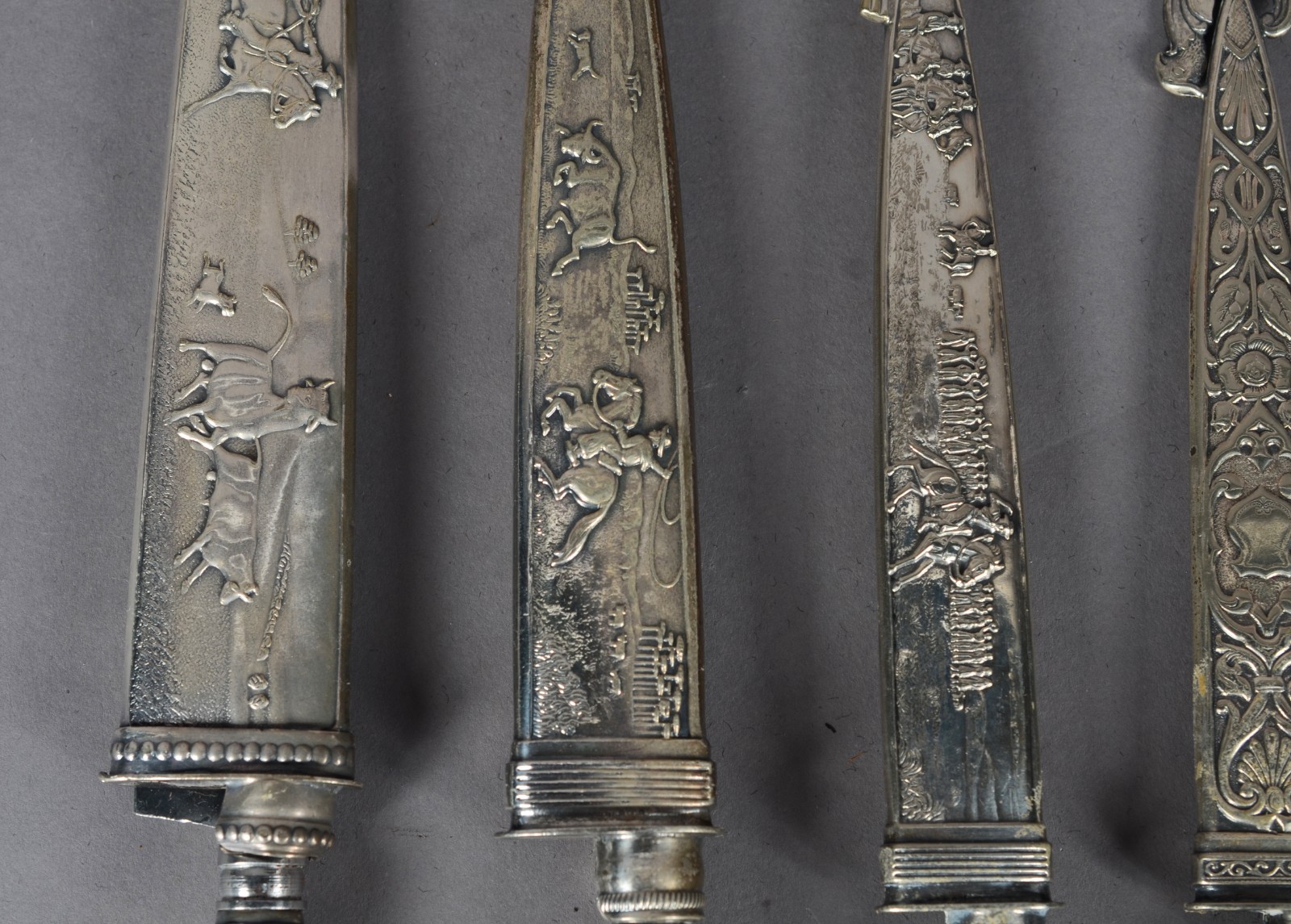 Seis facas com bainhas de metal prateado trabalhados em relevo... - foto 10 de 11