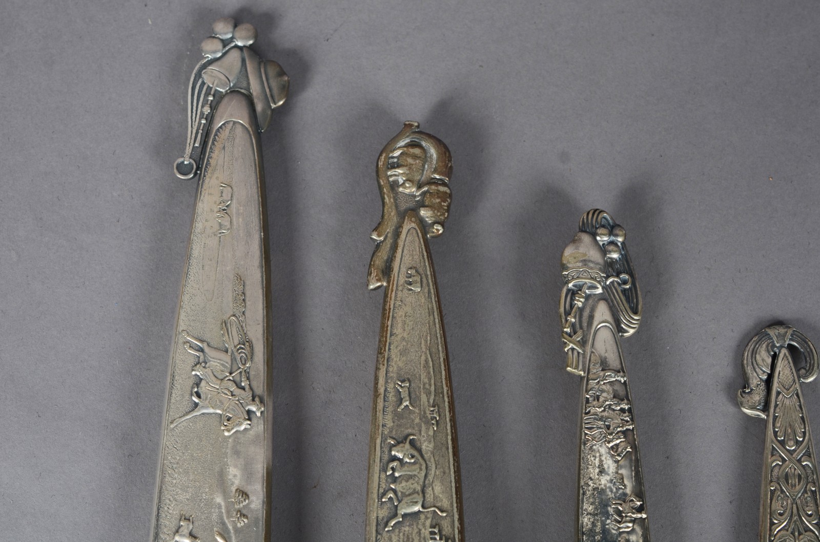 Seis facas com bainhas de metal prateado trabalhados em relevo... - foto 11 de 11