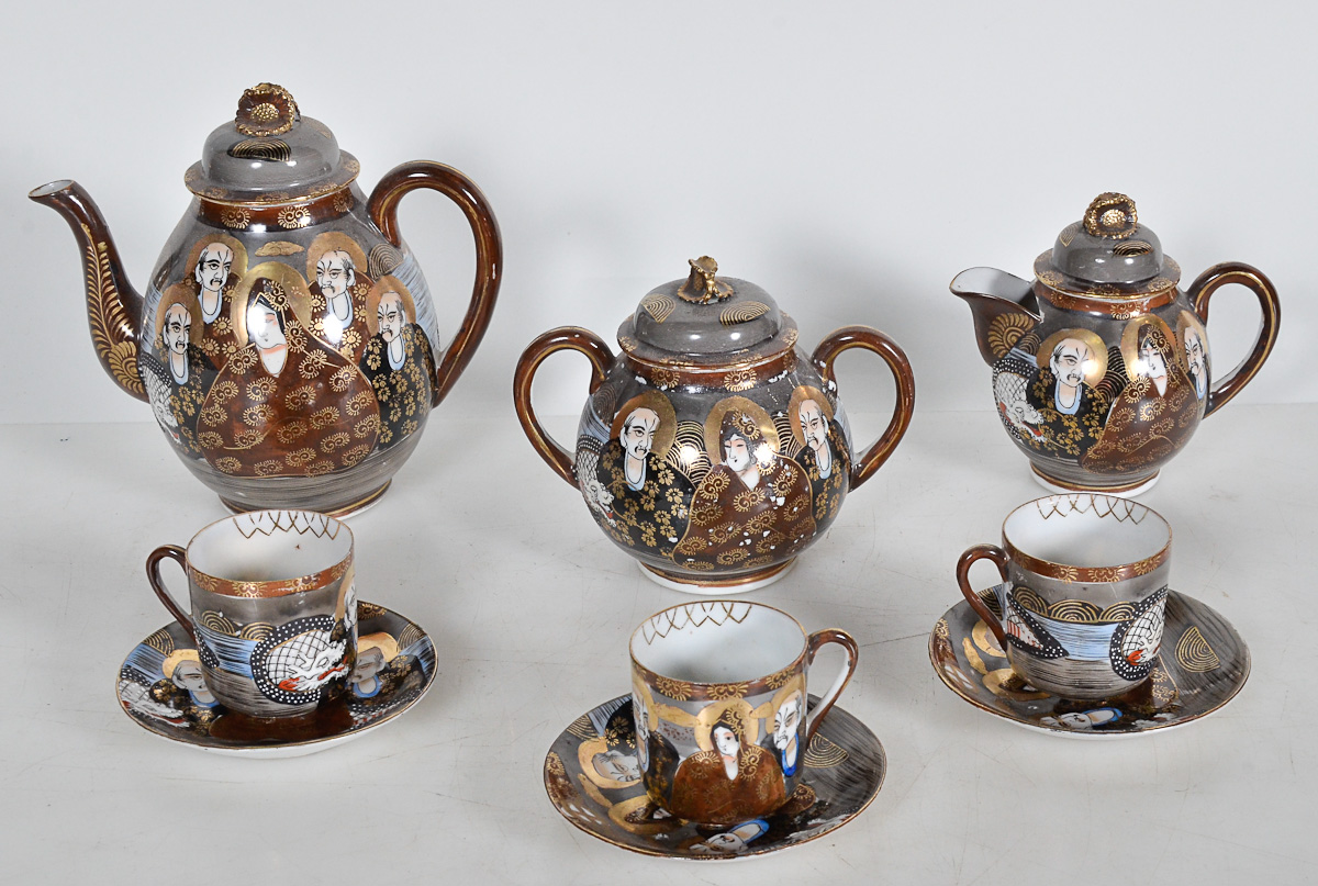 Serviço de café de porcelana oriental comp.de bule, açucareiro...