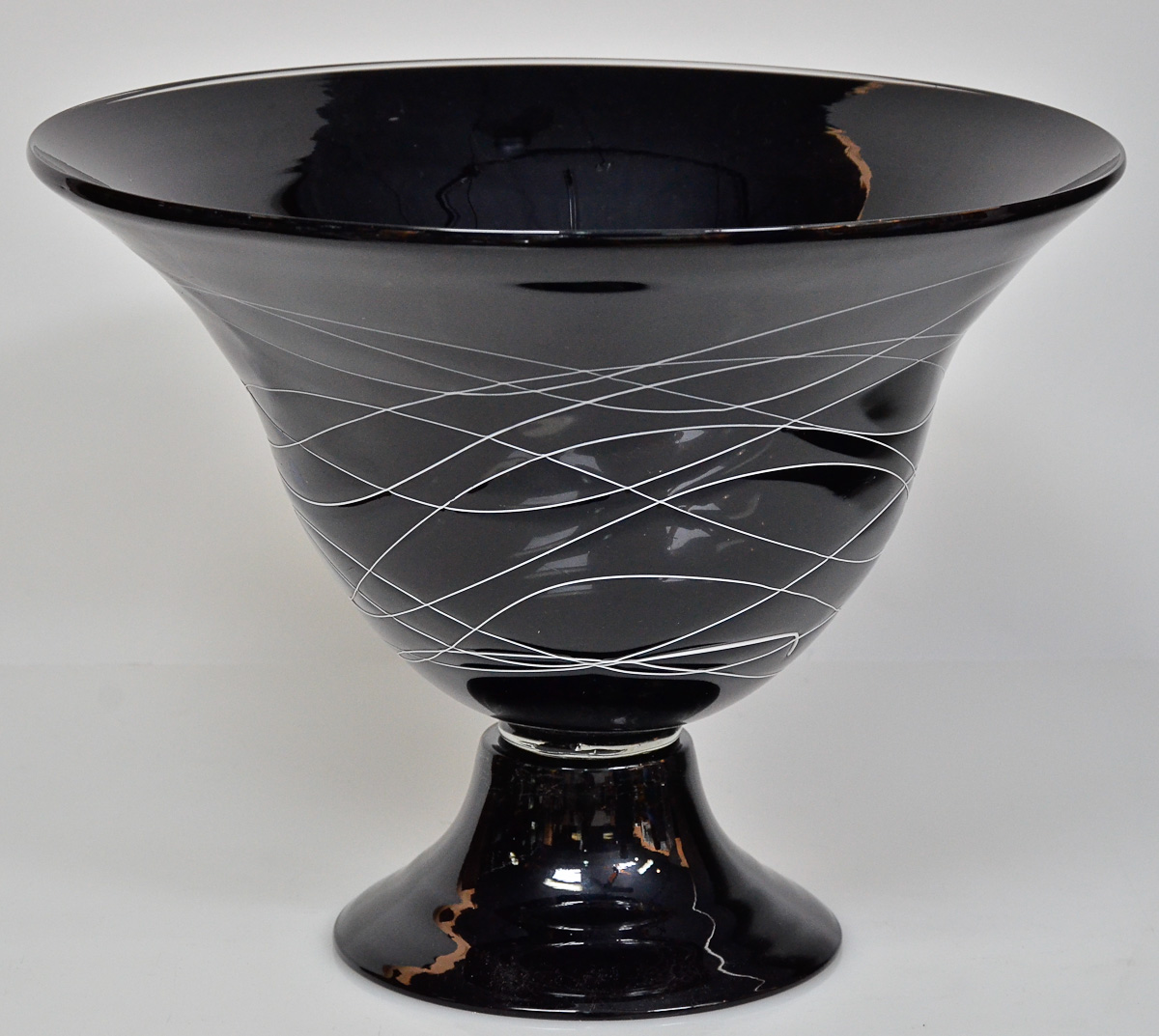 Centro de mesa de murano preto com listras brancas, alt.29 diam.37 cm.
