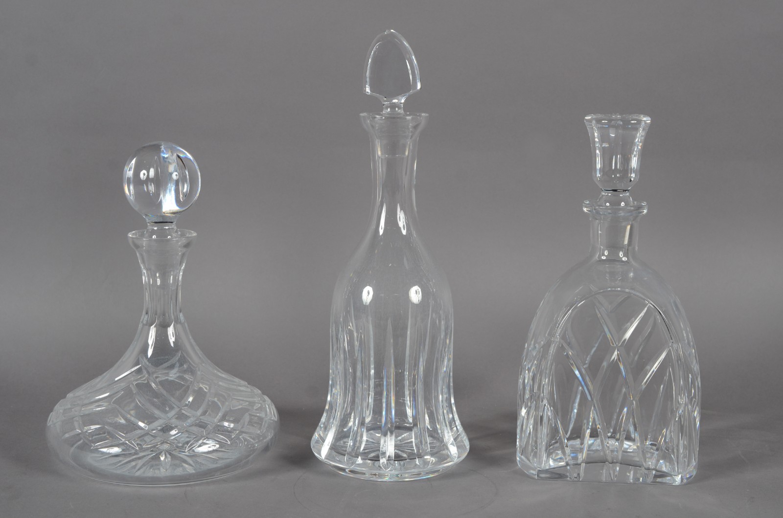Três garrafas de cristal portugues lapidado, marcadas na base... - foto 1 de 10