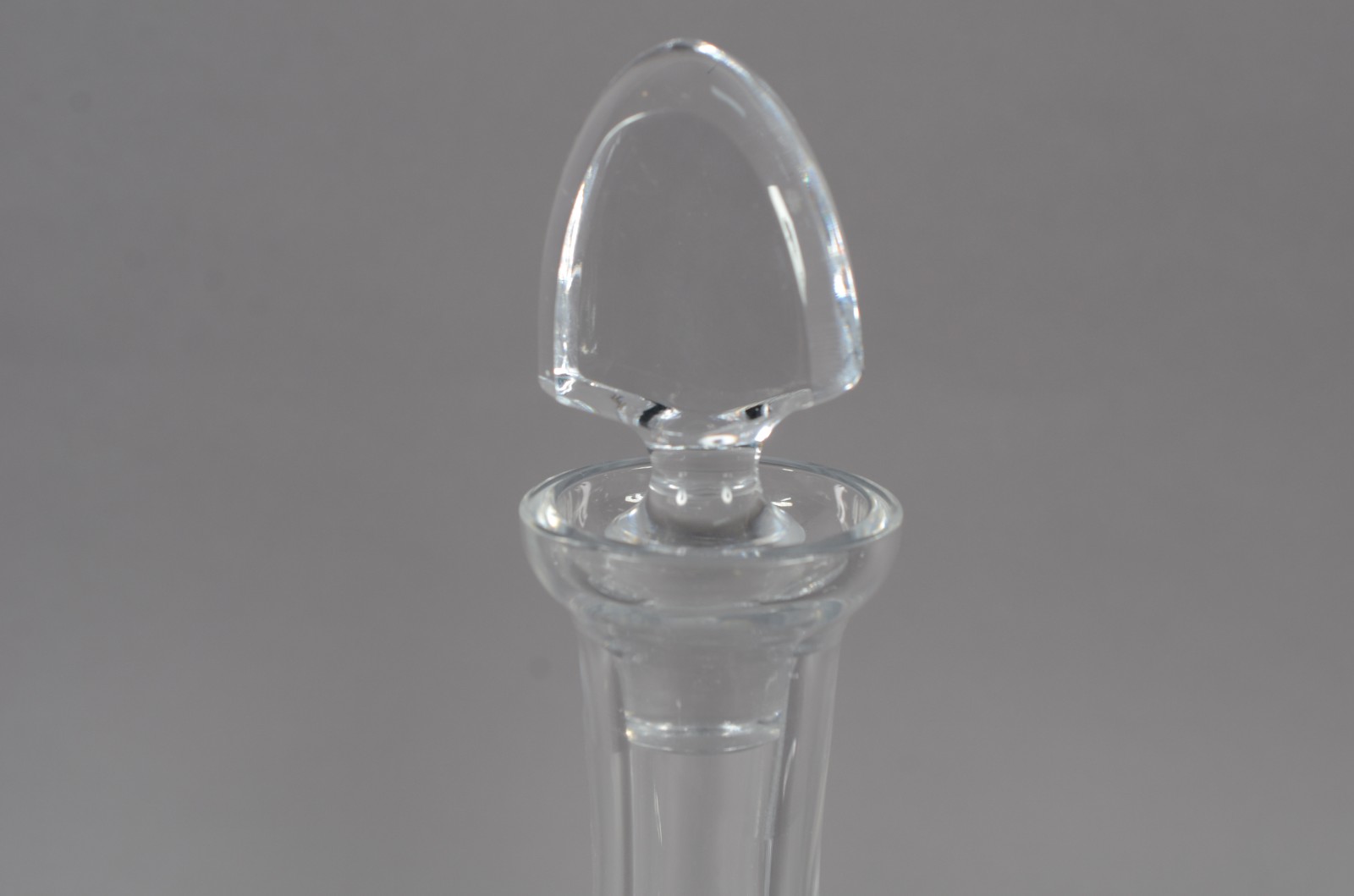 Três garrafas de cristal portugues lapidado, marcadas na base... - foto 2 de 10